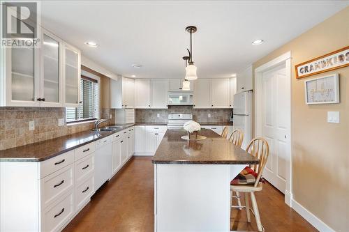 804 Fernwood Drive, Castlegar, BC - Indoor Photo Showing Kitchen With Double Sink