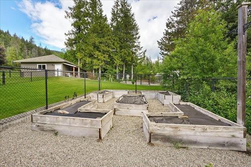 804 Fernwood Drive, Castlegar, BC - Outdoor