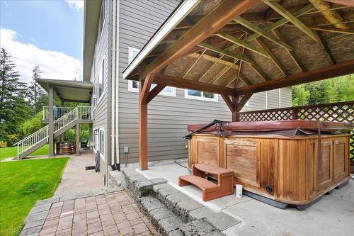 804 Fernwood Drive, Castlegar, BC - Outdoor With Exterior