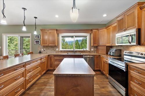 804 Fernwood Drive, Castlegar, BC - Indoor Photo Showing Kitchen With Double Sink