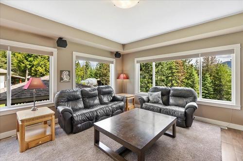 804 Fernwood Drive, Castlegar, BC - Indoor Photo Showing Living Room