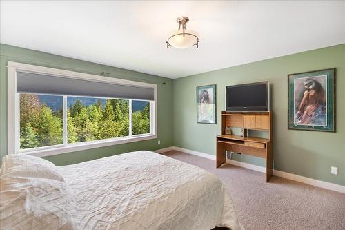 804 Fernwood Drive, Castlegar, BC - Indoor Photo Showing Bedroom