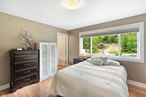 804 Fernwood Drive, Castlegar, BC - Indoor Photo Showing Bedroom