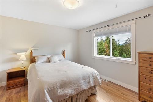 804 Fernwood Drive, Castlegar, BC - Indoor Photo Showing Bedroom