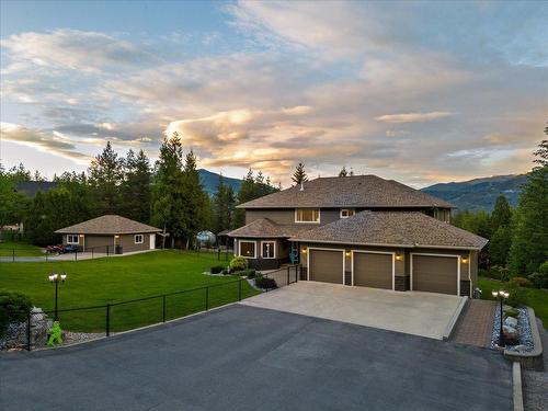 804 Fernwood Drive, Castlegar, BC - Outdoor With Deck Patio Veranda