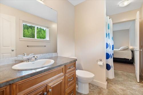 804 Fernwood Drive, Castlegar, BC - Indoor Photo Showing Bathroom