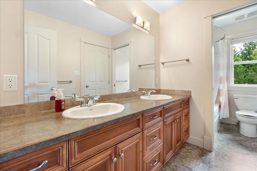 804 Fernwood Drive, Castlegar, BC - Indoor Photo Showing Bathroom