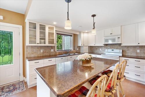 804 Fernwood Drive, Castlegar, BC - Indoor Photo Showing Kitchen With Double Sink