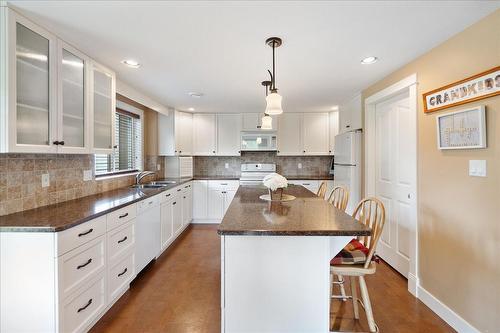 804 Fernwood Drive, Castlegar, BC - Indoor Photo Showing Kitchen With Double Sink