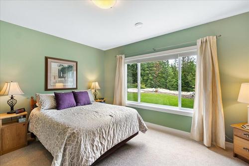 804 Fernwood Drive, Castlegar, BC - Indoor Photo Showing Bedroom