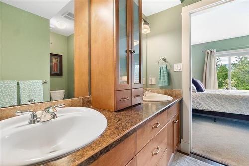 804 Fernwood Drive, Castlegar, BC - Indoor Photo Showing Bathroom