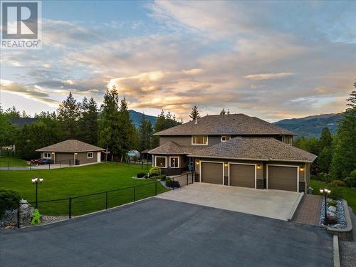 804 Fernwood Drive, Castlegar, BC - Outdoor With Deck Patio Veranda