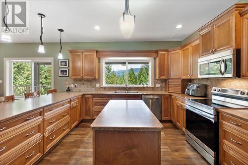 804 Fernwood Drive, Castlegar, BC - Indoor Photo Showing Kitchen With Double Sink