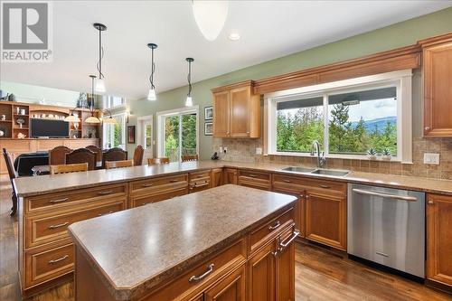 804 Fernwood Drive, Castlegar, BC - Indoor Photo Showing Kitchen With Double Sink