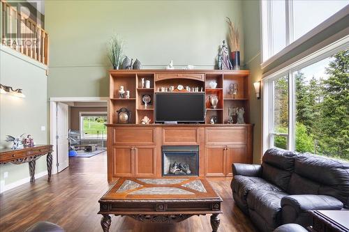 804 Fernwood Drive, Castlegar, BC - Indoor Photo Showing Other Room With Fireplace