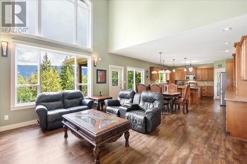 804 Fernwood Drive, Castlegar, BC - Indoor Photo Showing Living Room