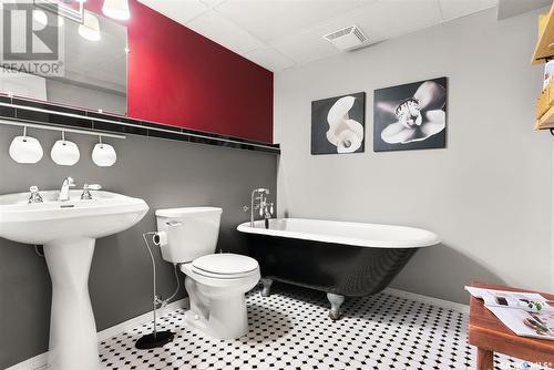 1210 Catley Bay N, Regina, SK - Indoor Photo Showing Bathroom