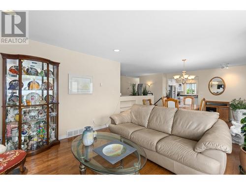 4206 Golf Course Drive, Osoyoos, BC - Indoor Photo Showing Living Room