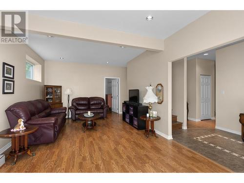 4206 Golf Course Drive, Osoyoos, BC - Indoor Photo Showing Living Room