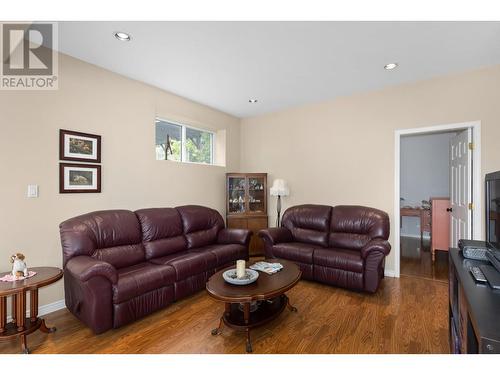 4206 Golf Course Drive, Osoyoos, BC - Indoor Photo Showing Living Room