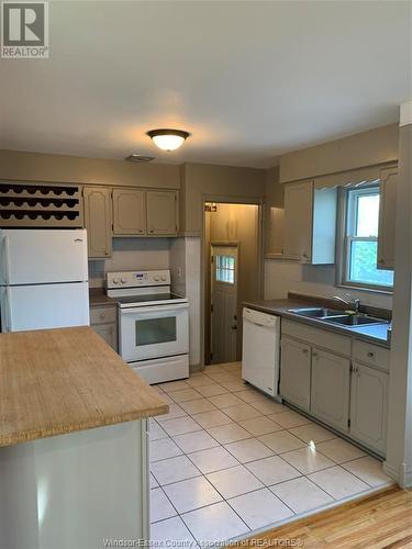 3188 Woodland Avenue, Windsor, ON - Indoor Photo Showing Kitchen With Double Sink