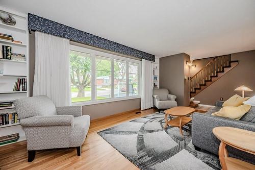 39 Cardinal Drive, Hamilton, ON - Indoor Photo Showing Living Room