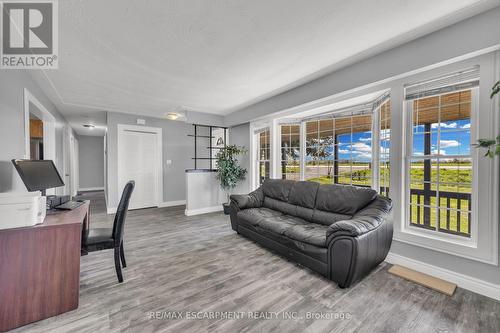 4625 #6 Highway, Hamilton, ON - Indoor Photo Showing Living Room