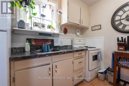 143 Colborne Street W, Orillia, ON - Indoor Photo Showing Kitchen