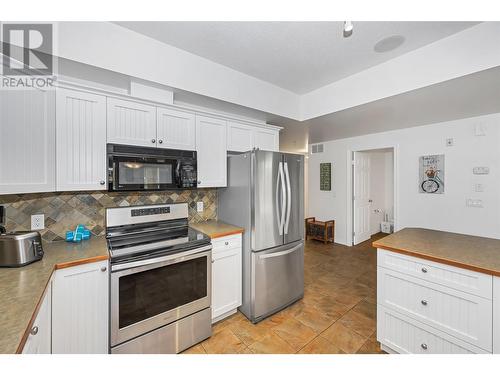 3570 Woodsdale Road Unit# 10, Lake Country, BC - Indoor Photo Showing Kitchen