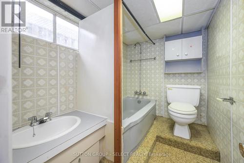 1595 Dixie Street, London, ON - Indoor Photo Showing Bathroom