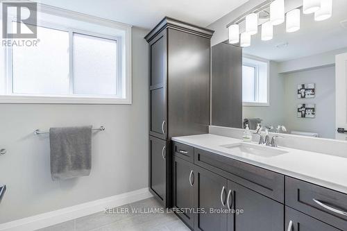 4657 Lakeside Street, Plympton-Wyoming, ON - Indoor Photo Showing Bathroom