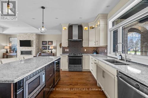 4657 Lakeside Street, Plympton-Wyoming, ON - Indoor Photo Showing Kitchen With Double Sink With Upgraded Kitchen