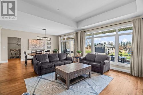 4657 Lakeside Street, Plympton-Wyoming, ON - Indoor Photo Showing Living Room