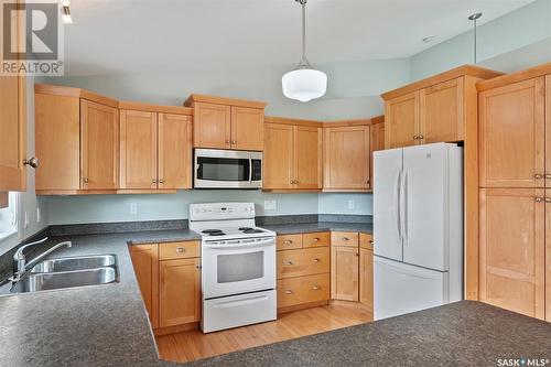 303 Allwood Crescent, Saskatoon, SK - Indoor Photo Showing Kitchen With Double Sink