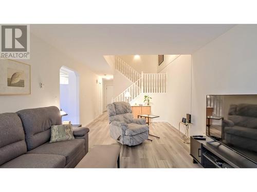 160 Celano Crescent Unit# 104, Kelowna, BC - Indoor Photo Showing Living Room