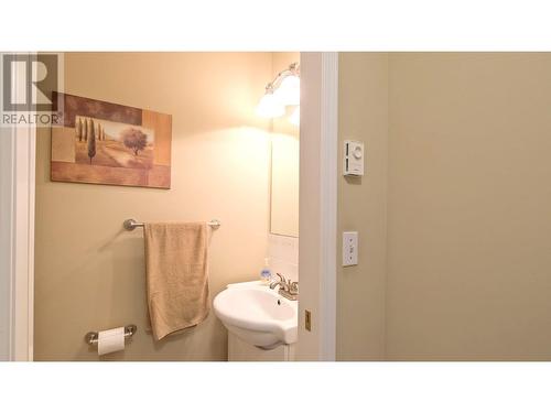 160 Celano Crescent Unit# 104, Kelowna, BC - Indoor Photo Showing Bathroom