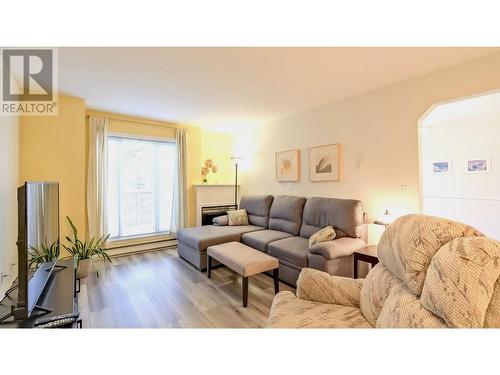 160 Celano Crescent Unit# 104, Kelowna, BC - Indoor Photo Showing Living Room