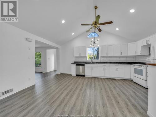 1595 Sprucewood, Lasalle, ON - Indoor Photo Showing Kitchen