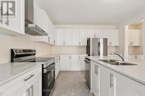 1409 Davis Loop, Innisfil, ON - Indoor Photo Showing Kitchen With Stainless Steel Kitchen With Double Sink With Upgraded Kitchen