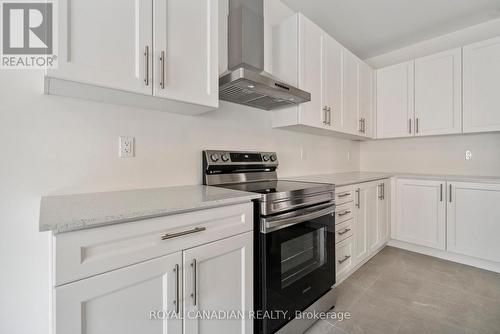 1409 Davis Loop, Innisfil, ON - Indoor Photo Showing Kitchen