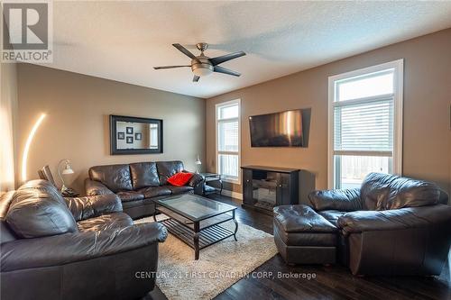 2655 Tucker Court, London, ON - Indoor Photo Showing Living Room