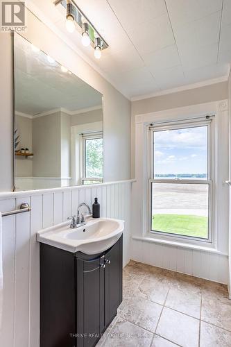 942 Westminster Drive, London, ON - Indoor Photo Showing Bathroom