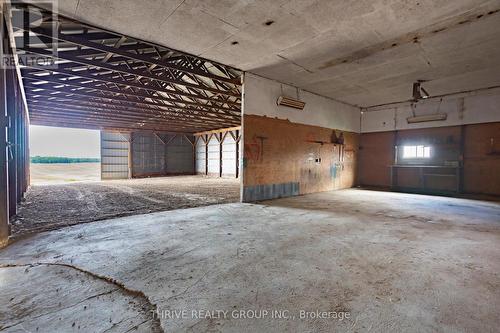 942 Westminster Drive, London, ON - Indoor Photo Showing Garage