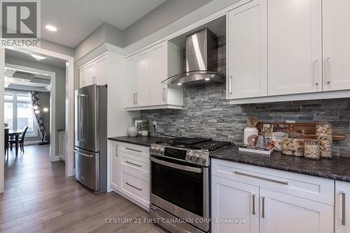 2354 Red Thorne Avenue, London, ON - Indoor Photo Showing Kitchen With Upgraded Kitchen