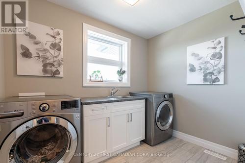2354 Red Thorne Avenue, London, ON - Indoor Photo Showing Laundry Room