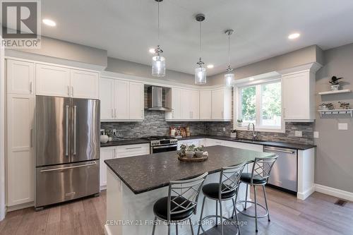 2354 Red Thorne Avenue, London, ON - Indoor Photo Showing Kitchen With Upgraded Kitchen