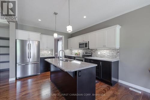 2367 Yellowbirch Court, London, ON - Indoor Photo Showing Kitchen With Double Sink With Upgraded Kitchen