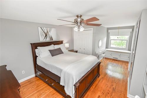 4391 Kerry Court, Burlington, ON - Indoor Photo Showing Bedroom