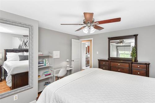 4391 Kerry Court, Burlington, ON - Indoor Photo Showing Bedroom