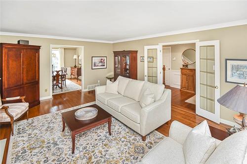 4391 Kerry Court, Burlington, ON - Indoor Photo Showing Living Room